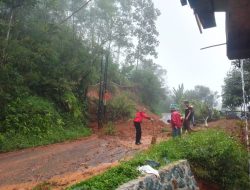 Polisi Bersama Warga Bersihkan Jalan dari Material Longsor Saat Patroli