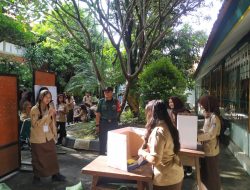 Babinsa Kepatihan Wetan Berikan Edukasi Demokrasi Kepada Pelajar Dalam PILKATOS (Pemilihan Ketua OSIS) di SMKN 08/Surakarta