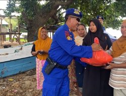 Satpolairud Polres Dompu Di Hari Jadi Ke-75 Berikan Bantuan Sembako Kepada Warga Pesisir.