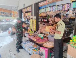 Babinsa Bersama Security Pasar Laksanakan pengecekan Harga Sembako di Pasar Tradisional Nusukan