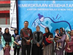 Kantor Imigrasi Kelas II Gelar Bakti Sosial Berupa Pembagian Sembako Dan Layanan Kesehatan Gratis