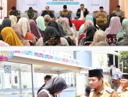 Bupati Dompu Menyerahkan Bantuan Puluhan Rombong Kepada UKM Berdampak Operasi Penertiban.