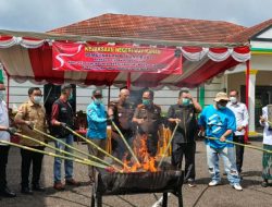 Kejaksaan Negeri Way Kanan Musnahkan Barang Bukti Perkara Tindak Pidana Umum yang Telah Berkekuatan Hukum Tetap