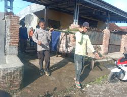 Bhabinkamtibmas dan Warga Marente Tandu Pasien Melewati Akses Jalan Rusak