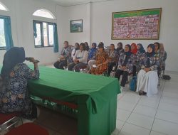 Tingkatkan Rasa Kebersamaan, Ketua Persit Ranting 5 Koramil 04/Jebres Berikan Arahan Dalam Pertemuan Rutin