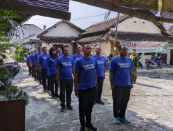 Tingkatkan Kedisiplinan Dan Kesiapan, Babinsa Berikan Pelatihan Baris Berbaris Kepada Satlinmas