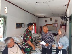 Babinsa Simo Kawal Ketat Penyaluran Bantuan Pangan di Desa Sumber, Distribusi Berjalan Aman dan Tepat Sasaran