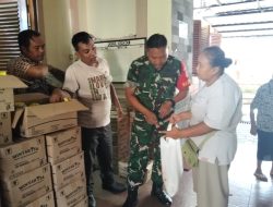 Pastikan Bansos Tepat Sasaran, Babinsa Gandekan Kawal Pendistribusian Bantuan Beras Dan Minyak Goreng