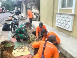 Ciptakan Lingkungan Yang Bersih, Babinsa Kemlayan Bersama Saberling Kerja Bakti.
