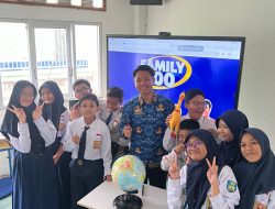Potret Belajar Menyenangkan Siswa SMP Samarinda dengan Papan Interaktif dari Prabowo