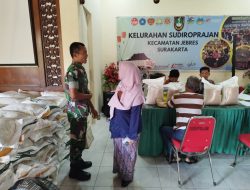 Babinsa Sudiroprajan Dampingi Pendistribusian Beras Untuk Warga, Yakinkan Bantuan Tepat Sasaran