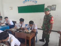 Babinsa Joyotakan Terjun Langsung, Pendistribusian Program Makanan Bergizi Gratis (MBG)