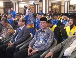 H. Bukhari Muslim Kabid Penmad Kanwil Kamenag Kalsel Hadiri Undangan Wisuda Universitas Terbuka PGRI