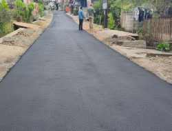 Warga Gembira Sambut Pekerjaan Aspal Jalan Desa