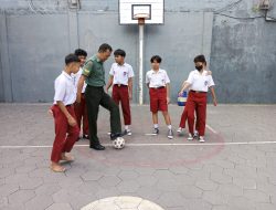 Wujud Cinta Kasih Dan Kedekatan TNI, Babinsa Purwodiningratan Belajar Dan Bermain Bersama Anak-Anak SDN Purwodiningratan