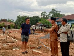 Kepala Desa Didampingi Ketua BPD dan Anggota BPD Kontrol Bangunan Kopdes Merah Putih Sumber Mulya Kecamatan Lubai Ulu Kabupaten Muara Enim