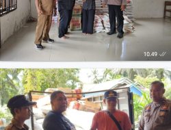 Camat/Kapolsub Sektor Sinunukan Bagikan Langsung Bantuan Logistik dari Pemda Madina.