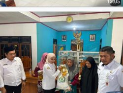 Bupati Kendal Serahkan Bantuan Pangan Di Balai Desa Kedung Asri Ringinarum