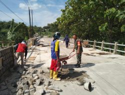 Babinsa Nogosari Pantau Pembangunan Jembatan Baru Penghubung Dua Kecamatan, Dorong Akselerasi Ekonomi Warga