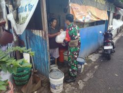 Babinsa Kepatihan Wetan Berbagi Kasih : Sertu Budiono Salurkan Bantuan Sembako Kepada Warga Kurang Mampu