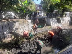 “Kita Jaga Alam, Alam Jaga Kita” Danramil 02/Banjarsari Pimpin Kerja Bakti Pembersihan Kali Pepe