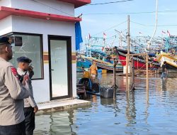 Tim SAR Sat Brimob Polda Jabar Sigap Tangani Banjir Rob di Indramayu