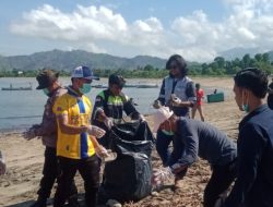 Polsek Hu’u dan PT. STM Gandeng Masyarakat Setempat Gelar Jum’at Bersih, Program Beach Clean 2025.