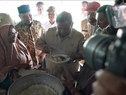 Momen Prabowo Makan Masakan Warga Pengungsi Saat Cek Dapur di Aceh, Pastikan Gizi Dan Kelayakan