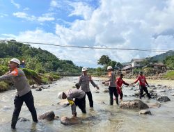 Dedikasi Tanpa Pamrih Sat Brimob Polda Jabar Buat Jembatan di Cikaengan, yang Menguatkan Banyak Nyawa