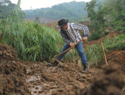 Dalam Kondisi Hujan dan Lumpur, Kang DS Terjun Langsung Cari Tiga Korban Longsor Arjasari