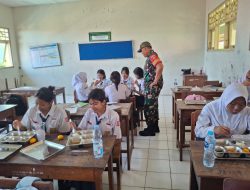Peran Aktif Babinsa Danukudan Dalam Bantu Pendistibusian MBG di Sekolah