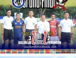 Bupati Kendal Hj. Dyah Kartika Permanasari, SE MM Didampingi Ketua PSSI Kendal dr. Muhammad Wibowo Menyerahkan Trofi Piala kepada Kamajaya Kalirejo FC Kangkung Sang Juara 1 Super League PSSI 2025