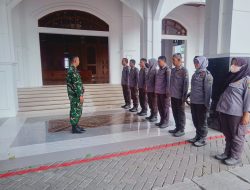 Tingkatkan Kedisiplinan Dan Loyalitas Linmas, Babinsa Sondakan Latihkan PBB Dan Wawasan Kebangsaan