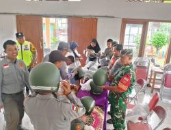 Babinsa Serengan Bantu Pendistribusian Kaporlap Helm Dari Lurah Untuk Linmas