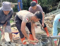 Tim SAR Sat Brimob Polda Jabar Bangun Jembatan Penghubung Liangjulang – Kadipaten Rampung 99%