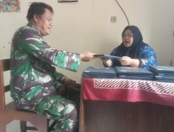 Babinsa Koramil Cepogo Dukung Gerakan GEMAR, Ayah Turun Langsung Ambil Rapor Anak