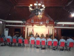 Arahan Babinsa Kepatihan Wetan Kepada Linmas Untuk Tingkatkan Kewaspadaan Dan Sinergitas Hadapi Nataru 2025/2026
