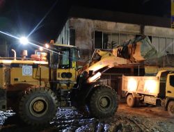 Bersihkan Jalan di Aceh Tamiang, Alat Berat Bekerja hingga Tengah Malam