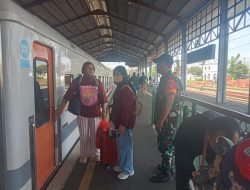 Pastikan Keamanan Dan Kenyamanan Penumpang, Babinsa Purwosari Laksanakan Pemantauan Stasiun Kereta Api