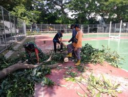 Tak Kenal Libur, Babinsa Penumping Bersama Warga Gotong Royong Bersihkan Lingkungan
