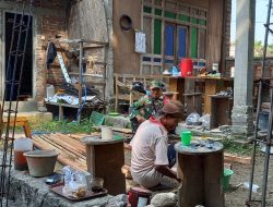 Babinsa Koramil Sambi Bantu Renovasi Rumah, Wujud Nyata Kemanunggalan TNI–Rakyat