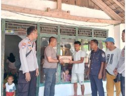 Kapolsek Rebang Tangkas Berikan Bantuan Kepada Korban Yang Rumahnya Tersambar Petir