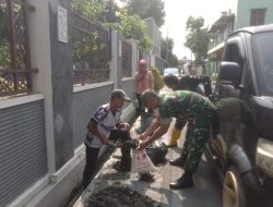 Cegah Banjir Saat Hujan Deras Tiba, Babinsa Mangkubumen Bersama Warga Bersihkan Parit Dan Selokan