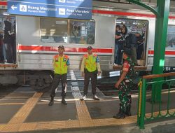 Pastikan Arus Balik Lancar Dan Aman Pasca Libur Nataru, Babinsa Purwosari Laksanakan Pemantauan di Stasiun Kereta Api