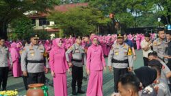 Momen Haru Keluarga Warnai Upacara Kenaikan Pangkat Personel Polda Jabar