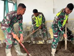 TNI AD dan Warga Bahu-membahu Bersihkan Rumah dan Pondok Bersalin Terdampak Bencana Banjir