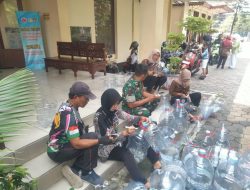 Inovatif & Inspiratif, Babinsa Purwodiningratan Sulap Galon Bekas Menjadi Pot Tanaman