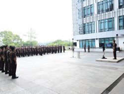 Wakil Kepala Kejaksaan Tinggi Jawa Barat Jabar Dr. Taufan Zakaria, S.H., MH Bertindak Sebagai Pembina Upacara Dalam Apel Gabungan