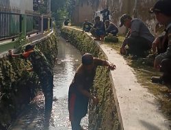 Cegah Terjadinya Banjir Dan Genangan Air Babinsa Purwosari Bersama Warga Kerja Bakti Bersihkan Saluran Air