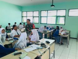 Disela-sela Pendistribusian MBG, Babinsa Kepatihan Wetan Sosialisasikan Rekrutmen TNI – AD di SMKN 08 Surakarta
